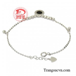 Sản phẩm thiết kế theo phong cách Hàn Quốc được các cô gái đặc biệt ưa chuộng giúp mang lại nét nữ tính và duyên dáng.