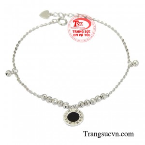 Lắc tay vàng trắng thanh lịch được chế tác hợp với xu hướng trang sức hiện nay.