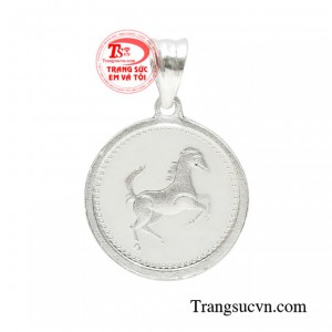 Mặt bạc tuổi ngọ đẹp được chế tác kiểu dáng nhỏ xinh, hợp thời trang từ bạc 92.5 chất lượng.