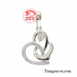 Mặt dây chuyền vàng trắng độc đáo được chế tác với kiểu dáng ấn tượng là xu hướng trang sức được nhiều nữ giới yêu thích.