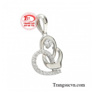 Sản phẩm thường được kết hợp với dây chuyền vàng trắng sáng bóng tạo nét thời trang.