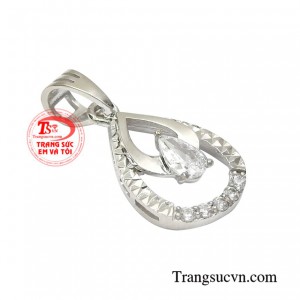 Chiếc mặt dây này rất dễ khi kết hợp với nhiều kiểu trang phục khác nhau được phái nữ đặc biệt ưa chuộng.