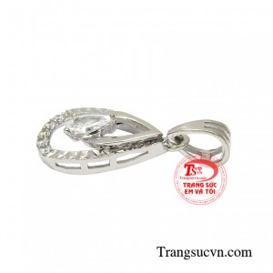 Mặt dây chuyền vàng trắng nữ tính giao hàng trên toàn quốc.