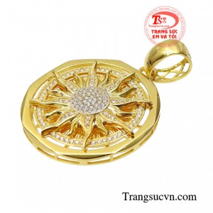 Mặt dây chuyền kết hợp dây chuyền vàng mang lại nét mạnh mẽ, cá tính và sang trọng.