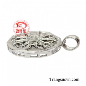 Kết hợp với dây chuyền vàng là sản phẩm được phái mạnh đặc biệt ưa chuộng.