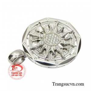 Mặt dây với thiết kế tinh xảo, sắc nét mang đến nét cá tính, phong cách và đẳng cấp.