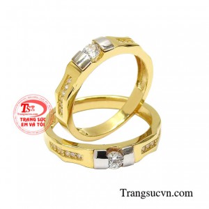 Nhẫn cưới vàng hạnh phúc đẹp khắc chữ miễn phí ghi dấu kỉ niệm nhiều niềm vui.