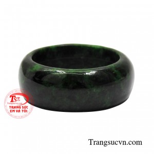 Chiếc nhẫn với những đường vân ngọc đẹp giúp mang đến nhiều vận may về tài lộc và bình an đến cho người đeo.