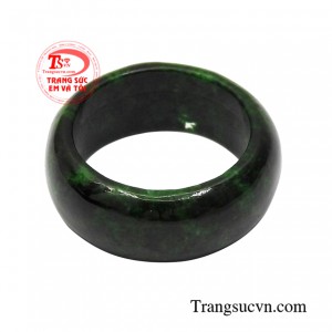 Chiếc nhẫn ngọc này có thể bọc thêm vàng toát lên vẻ sang trọng, cao cấp.