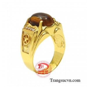 Nhẫn nam vàng đá mắt hổ được chế tác từ đá mắt hổ thiên nhiên và vàng 10k sáng bóng.