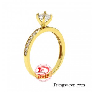 Nhẫn nữ vàng xinh xắn đẹp được chế tác kiểu dáng cổ điển đây cũng là chiếc nhẫn lý tưởng để cầu hôn người thương.
