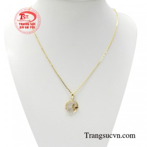 Bộ dây chuyền hồ điệp như mang cả mùa xuân tươi mát khoác lên mình cô gái một dáng vẻ tràn đầy sức sống.