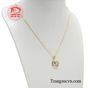 Bất cứ cô gái nào cũng đều muốn mình trở nên thật đặc biệt trước đám đông.