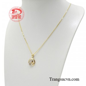 Một bộ dây chuyền đơn giản cùng bộ quần áo được chuẩn bị tươm tất trông bạn đã vô cùng ưa nhìn trong mắt người đối diện.