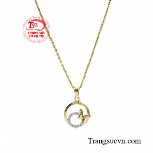 Nếu thiếu đi bộ dây chuyền hồ điệp thì thật là thiếu sót cho một diện mạo hoàn hảo của một cô gái thông minh và sắc sảo.