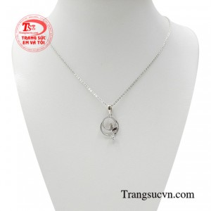 Bộ dây chuyền hồ điệp vàng trắng hiện đang làm mưa làm gió trên thị trường trang sức.