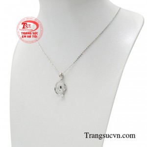 Bộ dây chuyền hồ điệp vàng trắng là nét chấm phá đầy tinh tế cùng làn gió tươi mát mùa xuân đem đến vẻ đẹp vượt thời gian.