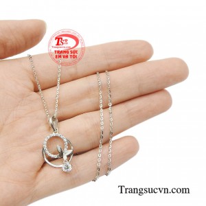 Một vẻ đẹp mềm mại, thư thái khiến cho người đối diện không thể rời mắt.