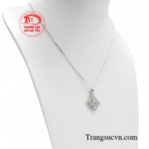 Bộ mặt dây được thiết kế từ những đồng kim tiền kết thành hoa văn độc đáo.