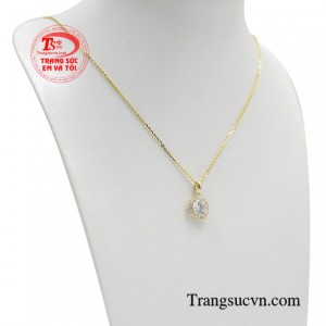 Từng đường nét chi tiết sản phẩm toát lên nét gợi cảm, đôi chút phóng khoáng và tự do.