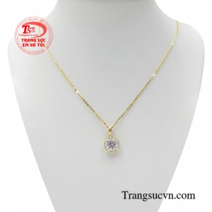 Bộ dây chuyền vàng kiêu hãnh thể hiện sự quyến rũ của người phụ nữ trưởng thành.