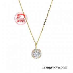 Bộ dây chuyền vàng kiêu hãnh sẽ giúp bất kỳ cô nàng nào cũng trở thành tâm điểm thu hút mọi ánh nhìn.