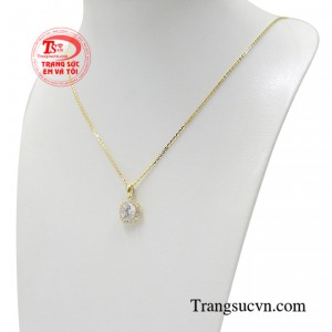 Nhưng đâu đó trong vẻ đẹp đấy vẫn có nét duyên dáng của một vẻ đẹp dịu ngọt đầy tinh tế.