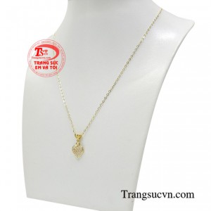 Bộ dây chuyền là sự kết hợp giữa dây chuyền vàng và mặt dây hình trái tim độc đáo