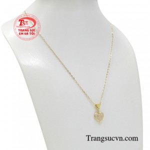 Sản phẩm tôn lên nét dịu dàng thanh lịch dễ dàng kết hợp với nhiều phong cách thời trang và trang phục