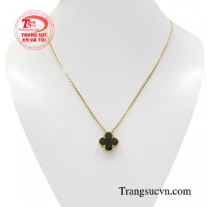 Bộ mặt chuyền cẩm thạch may mắn được chế tác vô cùng xinh xắn.