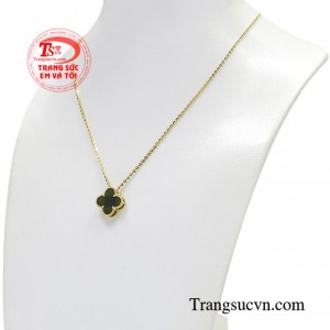 Với điểm nhấn là viên đá ngọc cẩm thạch xanh tạo nét thu hút và còn đem lại nhiều may mắn, an lành đến cho người đeo.