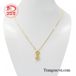 Bộ mặt dây chữ chất lượng mang đến nét xinh yêu và vô cùng hợp thời trang cho người đeo.