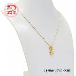 Mặt dây chuyền chữ là trang sức được giới trẻ đặc biệt ưa chuộng và không bao giờ bị lỗi mốt.