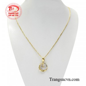 Bộ mặt dây vàng tây hiện đại với kiểu dáng thanh lịch giúp phái đẹp thêm phần ấn tượng hơn.