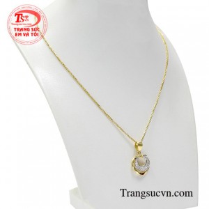 Bộ sản phẩm sẽ là sự lựa chọn hoàn hảo khi kết hợp cùng những bộ đầm dạ hội mang đến vẻ đẹp sang trọng cho nữ giới.
