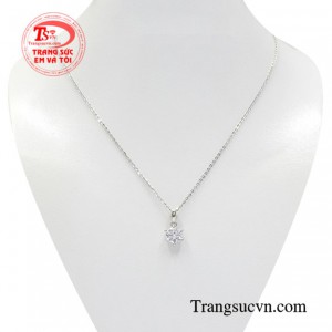 Bộ mặt dây vàng trắng nhỏ xinh được những người thợ kim hoàn chế tác một các tỉ mỉ tạo nên sản phẩm hoàn mỹ.