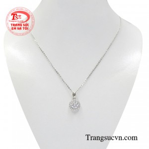 Bộ mặt dây vàng trắng nữ giới là sự kết hợp của mặt dây nữ tinh tế và dây chuyền vàng trắng 18k chất lượng.