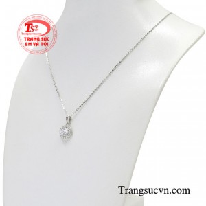 Bộ mặt dây tỏa sáng giúp các cô gái thu hút và tự tin thể hiện cá tính và thành công trong sự nghiệp của mình.