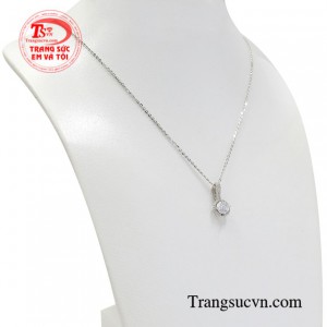 Với bộ sản phẩm này phái nữ có thể phối cùng những bộ cánh nữ tính toát lên nét yêu kiều và thanh thoát cho các cô gái.