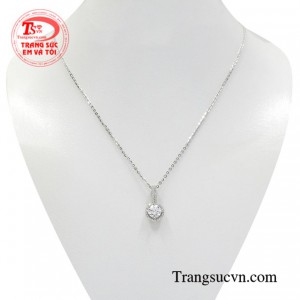 Bộ mặt dây vàng trắng trang nhã được chế tác từ chất liệu vàng 18k chất lượng tạo nét nổi bật cho người đeo.