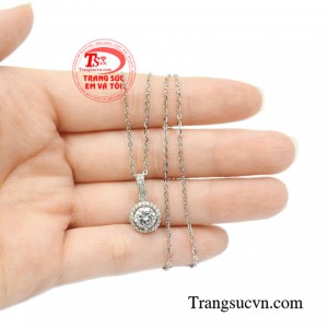 Bộ mặt dây vàng trắng trang nhã sáng bóng.