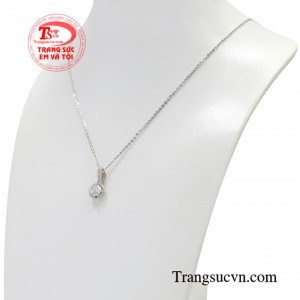 Chất liệu vàng trắng sáng bóng sẽ giúp nâng tone da của các nàng và thu hút hơn.