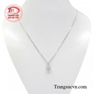 Bộ mặt dây vàng trắng xinh xắn là món quà tặng thời trang để dành cho người thân và bạn bè.