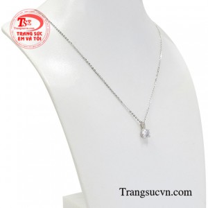 Với sự kết hợp hài hòa giữa mặt dây nữ vàng trắng và dây chuyền 18k o kết mang đến vẻ đẹp thanh lịch và nữ tính cho người đeo.
