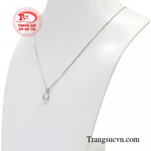 Các cô gái có thể thỏa sức phối cùng nhiều kiểu trang phục khác nhau khi đeo bộ sản phẩm này.