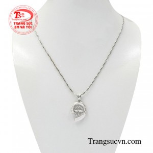 Bộ mặt dây vàng trắng xu hướng là sự kết hợp hài hòa giữa mặt dây vàng trắng nữ tính và dây chuyền chất lượng.