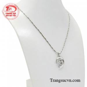 Bộ sản phẩm giúp đem lại vẻ đẹp duyên dáng và thanh lịch đến cho người đeo.