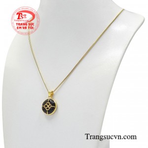 Bộ mặt dây hiện là sản phẩm phong thủy được nhiều khách hàng ưa chuộng để làm quà tặng ý nghĩa.