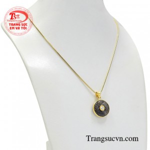 Với điểm nhấn là đá thạch anh tóc không chỉ khiến cho người đeo sang trọng và hợp thời trang hơn mà còn đem lại may mắn.