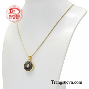 Bộ sản phẩm này phù hợp với nhiều kiểu trang phục và dành cho người mệnh thủy và mộc.